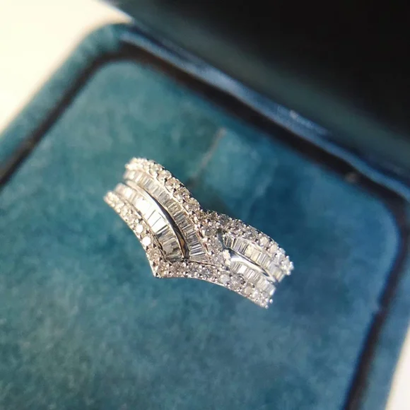 Sterling sliver diamond ring - Picture 3 of 5